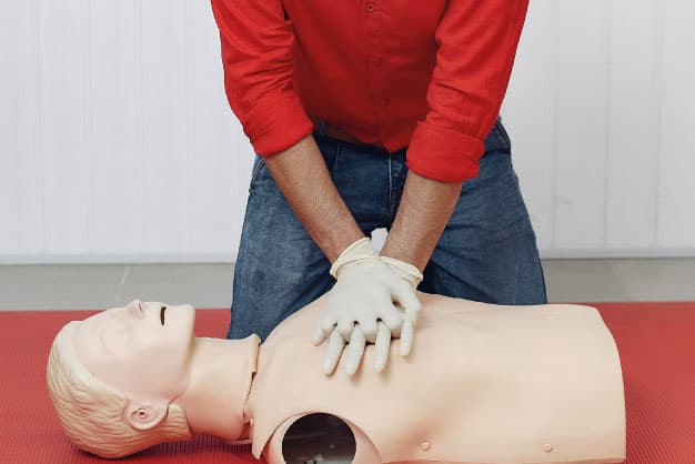 ¿Sabrías qué hacer si alguien deja de respirar? Conoce el Soporte Vital Básico (BLS)