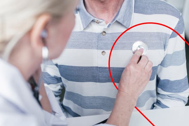 Doctora analizando si hay problemas cardiovasculares