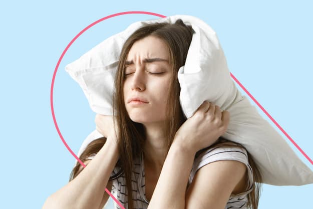 Mujer que sufre de insomnio con una almohada
