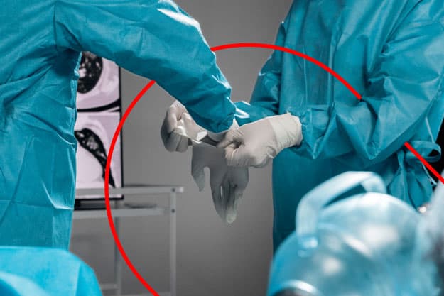 Médico preparándose para hacer un trasplante de pulmón