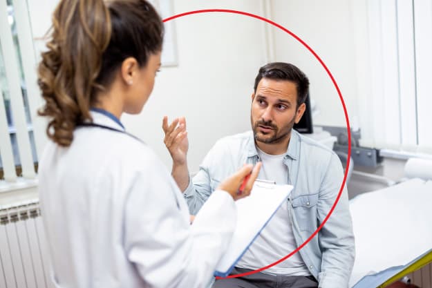 médica hablando de prevención de infecciones