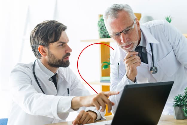 Médicos analizando la epicrisis