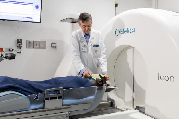 Médico acomodando a un paciente en Gamma Knife