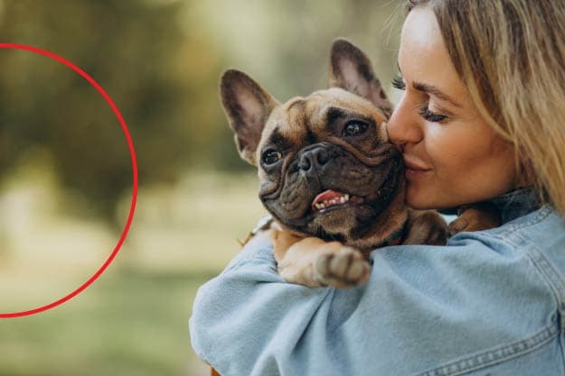 Blog Shaio: ¿Cómo las mascotas ayudan a nuestra salud mental? (Mujer sosteniendo a su perro)