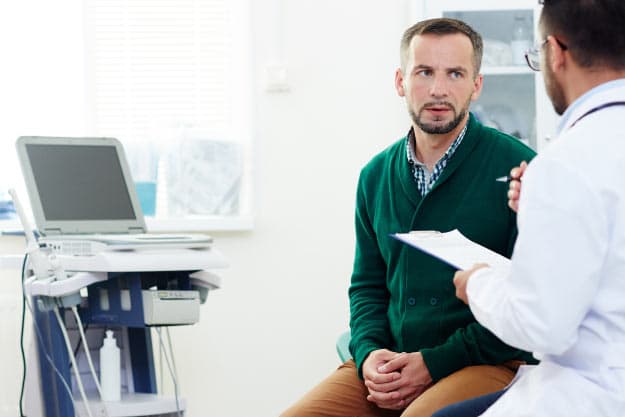 medico atendiendo a paciente hombre