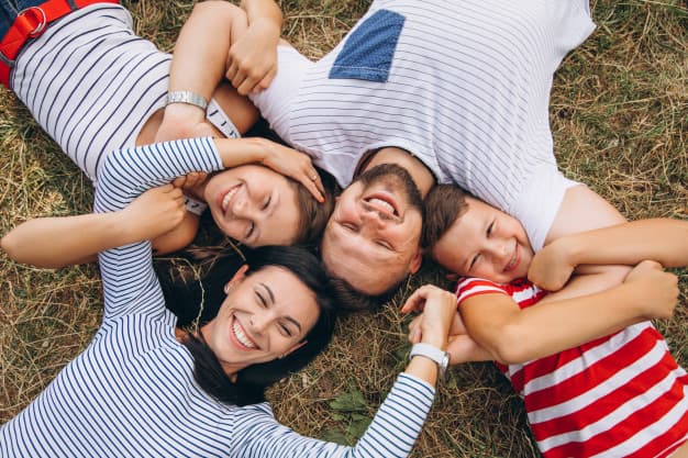 familia-descasando-en-el-pasto