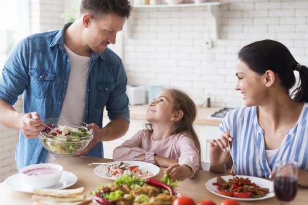 familia comiendo