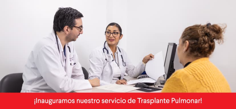 Médicos en consulta de trasplante pulmonar