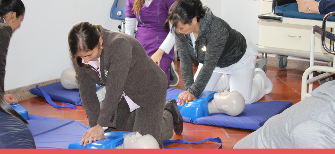 Somos un centro cardiovascular por excelencia y parte de esta responsabilidad es gestar espacios de capacitación en prevención y atención. Por esta razón, hemos creado un Centro de Simulación dotado con tres salones y  los equipos necesarios para realizar talleres teórico y prácticos de entrenamiento en Reanimación Cardio Pulmonar (RCP).
