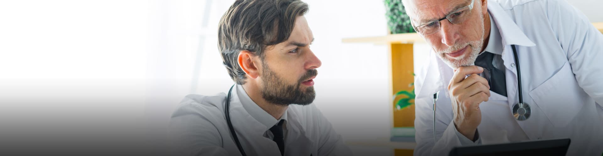 Médicos analizando una epicrisis