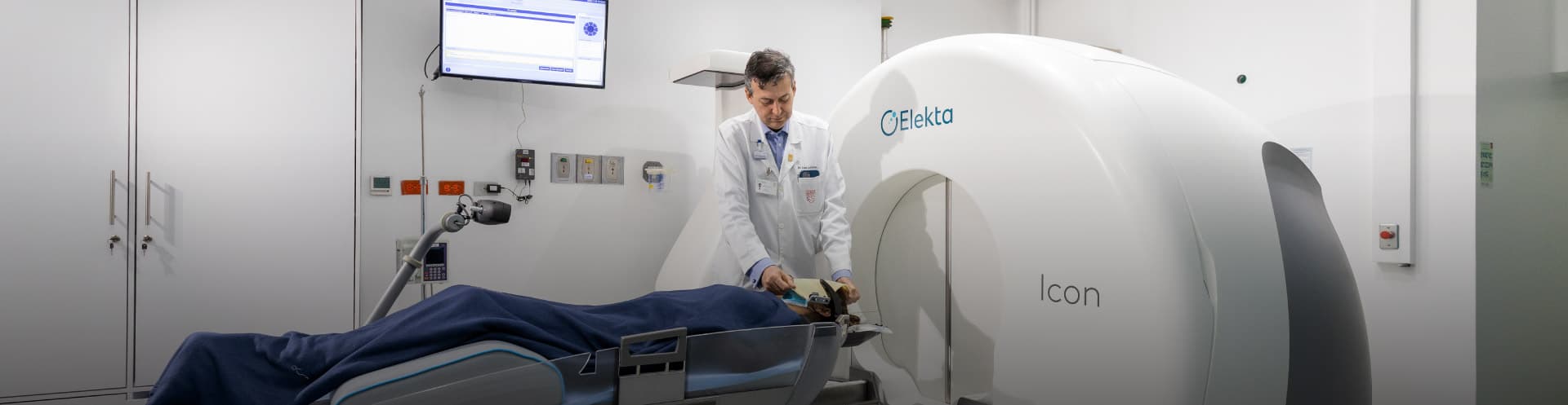 Médico acomodando un paciente en el Gamma Knife
