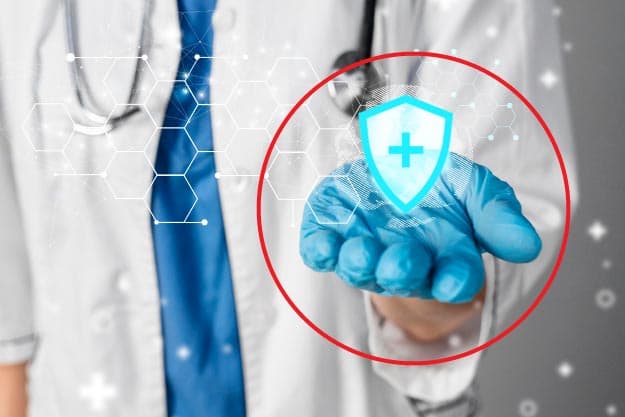 Blog Shaio: Un paciente informado para una atención segura (mano de doctor con ícono de seguridad color azul)