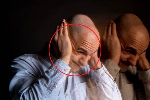 Blog Shaio: Delirium, un estado de confusión (hombre con camisa blanca tocándose la cabeza)