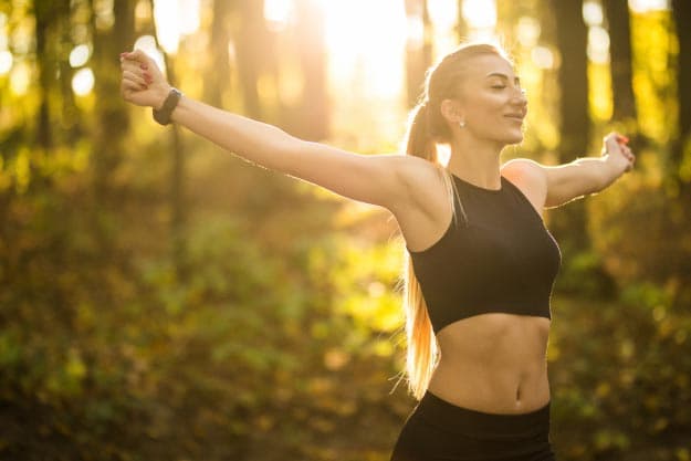 Mujer bonita deporte haciendo ejercicios de yoga en el parque