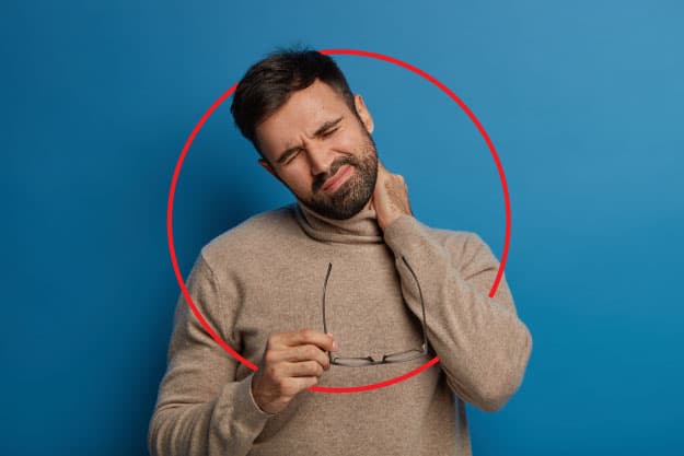 Blog Shaio: Estrés y sus consecuencias en el corazón (hombre con saco café con dolor en el cuello)