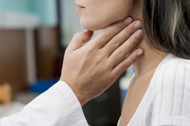 Doctor examinando la garganta de paciente mujer