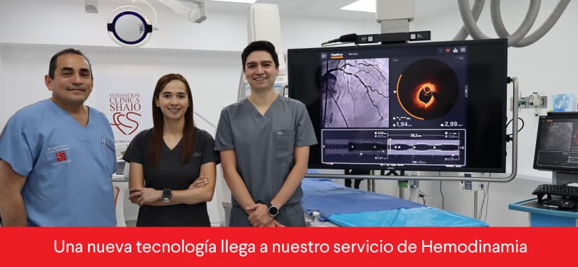 Equipo usando la tomografía de coherencia óptica con IA Equipo usando la tomografía de coherencia óptica con IA