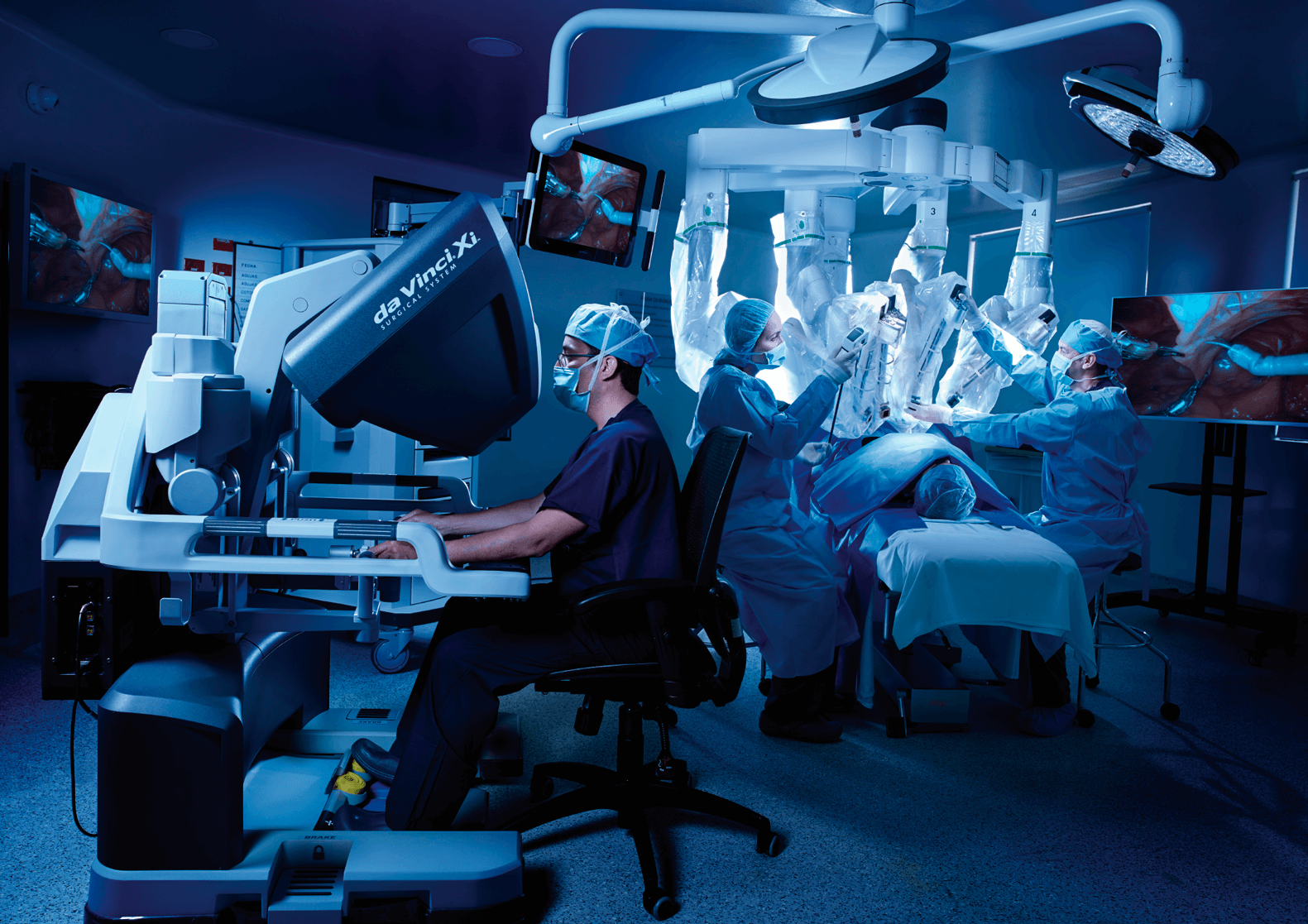 Médicos especialistas realizando cirugía robótica 