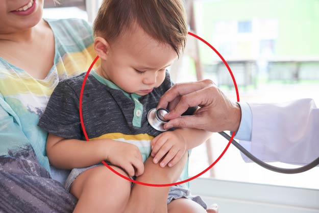 Banner blog vital: Enfermedades del corazón más comunes en niños (mamá con bebé en los brazos)