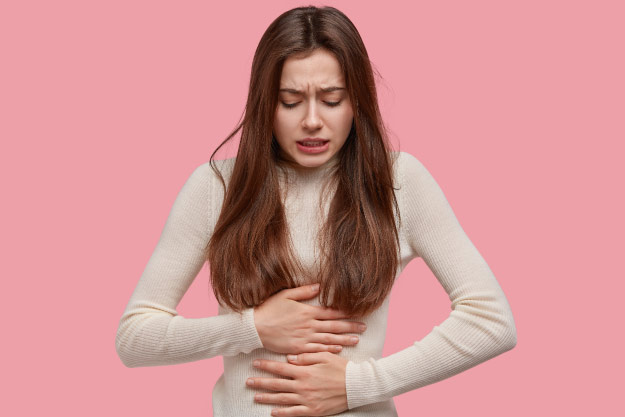 mujer infeliz que sufre de dolor de estómago después de comer alimentos en mal estado, siente malestar en el vientre