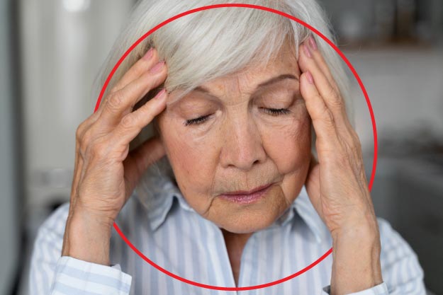 Blog Vital: Alzheimer, una enfermedad para no olvidar (Mujer mayor de edad tocándose la cabeza)