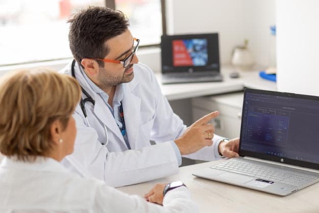 Doctor explicando a paciente sobre proceso