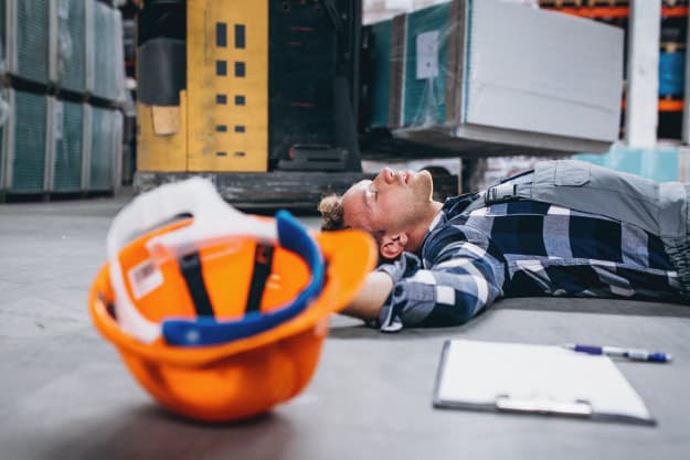 Un accidente en un almacén, hombre en el piso