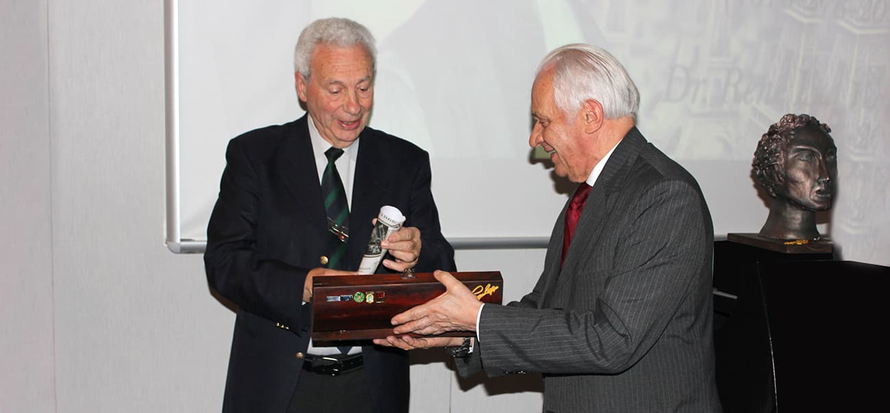 entrega-de-replica-marcapasos-a-francia entrega-de-replica-marcapasos-a-francia